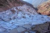 As Salinas de Maras,com suas centenas de piscinas para produção de sal,  no Valle Sagrado, perto de Cusco, no Peru